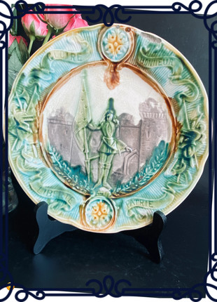 🇫🇷 Assiette Décorative Ancienne Jeanne d'Arc - Faïencerie Onnaing - Barbotine-Majolique, marque: Onnaing, état: Bon état, 21,00 €, 22,75 € Protection acheteurs incluse