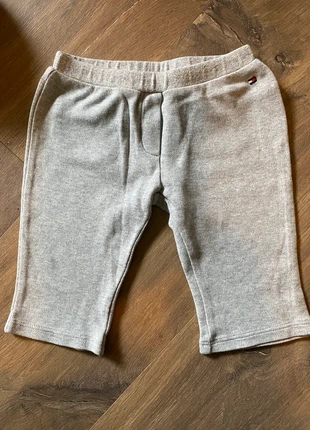 Tommy Hilfiger broekje, marca: Tommy Hilfiger, estado: Muito bom, tamanho: 3-6 meses / 62 cm, €4.00, €4.90 inclui Proteção do Comprador
