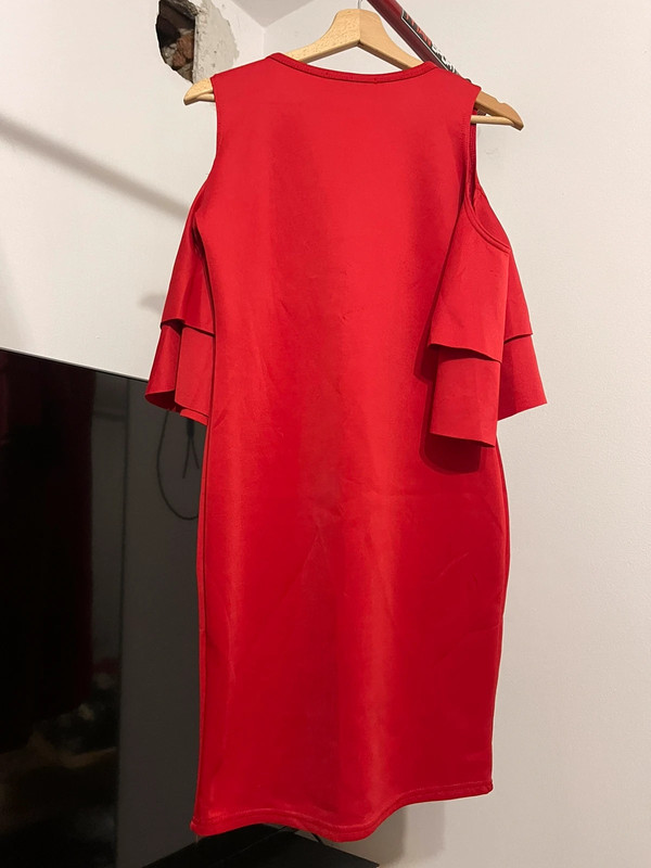 Średniej długości czerwona sukienka z dziurami na ramionach - Vinted
