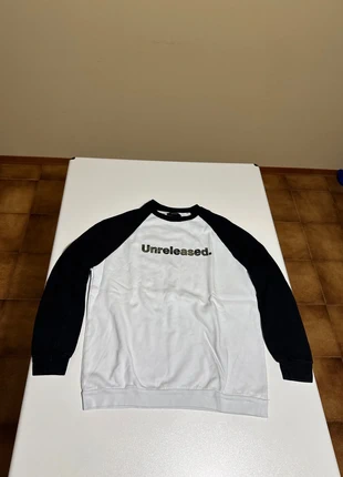 Felpa invernale monocolore in pile con scritta Unreleased Bershka, marke: Bershka, zustand: Neu, größe: L, 10,00 €, 11,20 € inklusive Vinted-Käuferschutz