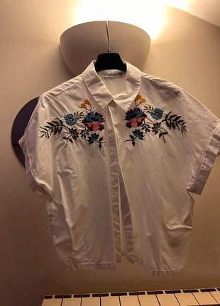 Camicia cropped ricamata, brand: Pull & Bear, condizioni: Nuovo senza cartellino, taglia: L / IT 44 / EU 40, €8.00, €9.10 include la Protezione acquisti