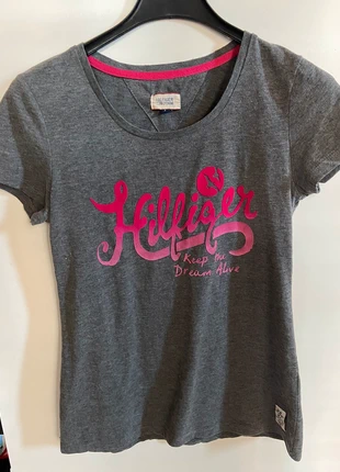 Tshirt Hilfiger, merk: Hilfiger Denim, staat: Heel goed, maat: S / 36 / 8, € 10,00, € 11,20 inclusief Kopersbescherming