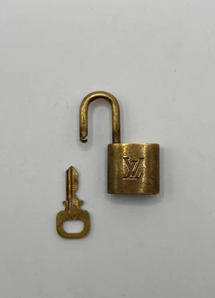 Louis Vuitton cadenas + clé vintage / padlock – accessoire iconique, merk: Louis Vuitton, staat: Heel goed, € 34,90, € 37,35 inclusief Kopersbescherming