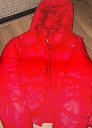 Rode pufferjacket, merk: Primark, staat: Heel goed, maat: XS / 34 / 6, € 10,00, € 11,20 inclusief Kopersbescherming