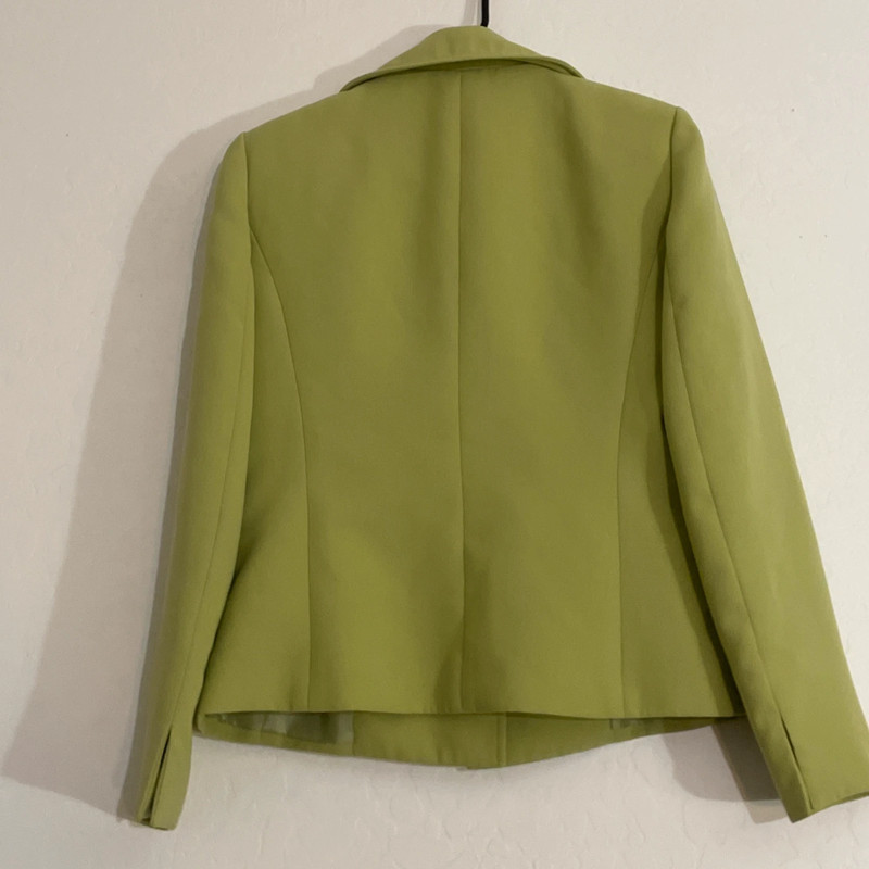 Jones Wear Woman’s Suit Jacket sz 6 Avacado Green 3 Button 4