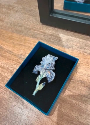 Broche fleur Trovelore, marke: Trovelore, zustand: Neu, mit Etikett, 63,00 €, 66,85 € inklusive Vinted-Käuferschutz