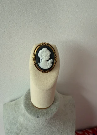 Élégante broche dorée noir ornée d'un camée classique, zustand: Sehr gut, 6,50 €, 7,53 € inklusive Vinted-Käuferschutz