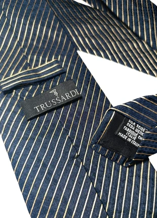 Cravatta Trussardi in pura seta jaquard perfetta fantasia righe blu e oro, merk: Trussardi, staat: Heel goed, € 8,00, € 9,10 inclusief Kopersbescherming Pro