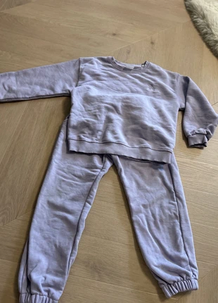 Donker paarse jogging pak 116, marque: Zara, état: Très bon état, taille: 6 ans / 116 cm, 4,50 €, 5,43 € Protection acheteurs incluse