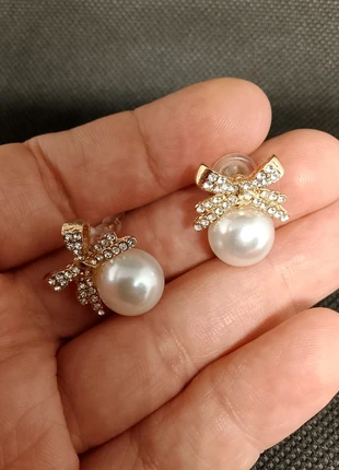 Orecchini Donna Fiocco color oro con perla Bianca, marque: Gioielli, état: Neuf sans étiquette, 3,99 €, 4,89 € Protection acheteurs incluse