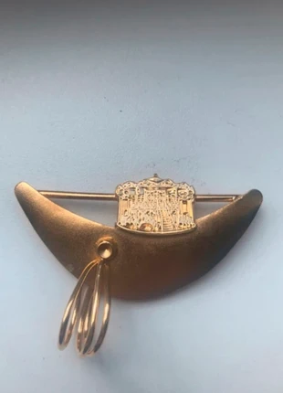 Een gouden vintage halvemaanvormige broche sieraden, merk: Vintage Chic, staat: Heel goed, € 9,99, € 11,19 inclusief Kopersbescherming