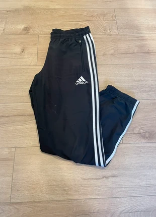 Jogging Adidas noir 59, taille M Homme, zip poches et chevilles, bande blanches sur les côtés, brand: adidas, condizioni: Ottime, taglia: M, €8.50, €9.63 include la Protezione acquisti