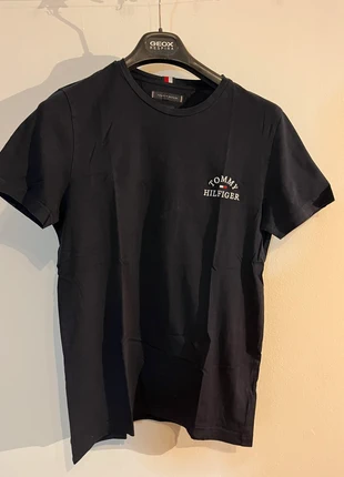 Tommy Hilfiger T-shirt – Blu navy – Logo ricamato, marke: Tommy Hilfiger, zustand: Sehr gut, größe: M, 20,00 €, 21,70 € inklusive Vinted-Käuferschutz