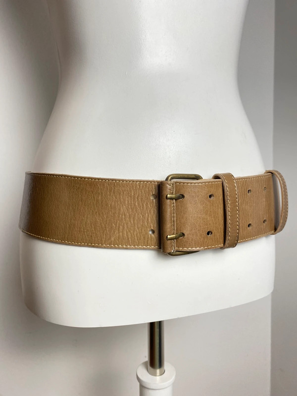 Ceinture large en cuir avec boucle décorative