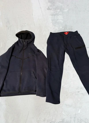 Dark Blue Nike Teech Fleece Suit, marke: Nike, zustand: Sehr gut, größe: L, 52,49 €, 55,81 € inklusive Vinted-Käuferschutz