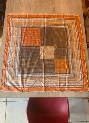 Superbe foulard à motifs Dior 80*80 en soie vintage, marque: Dior, état: Très bon état, 39,00 €, 41,65 € Protection acheteurs incluse