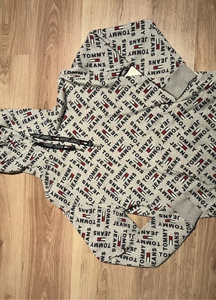 Pull Tommy Jeans Gris avec Logo, marque: Tommy Jeans, état: Très bon état, taille: XS, 35,00 €, 37,45 € Protection acheteurs incluse