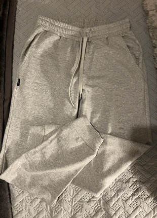 jogging gris, merk: Pascal Morabito, staat: Nieuw met prijskaartje, maat: M / 38 / 10, € 5,00, € 5,95 inclusief Kopersbescherming