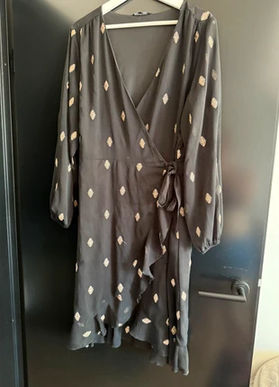 MS mode zwart jurkje met gouden details, merk: MS Mode, staat: Heel goed, maat: XXL / 44 / 16, € 5,00, € 5,95 inclusief Kopersbescherming