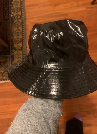 Bob noir synthétique brillant, zustand: Neu, mit Etikett, größe: 57, 5,00 €, 5,95 € inklusive Vinted-Käuferschutz