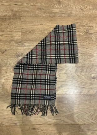 Écharpe Burberry gris/noir/rouge, marca: Burberry, estado: Bom, €50.00, €53.20 inclui Proteção do Comprador