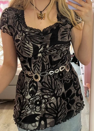 Cute black/grey y2k top with lace, merk: y2k, staat: Heel goed, maat: S / 36 / 8, € 8,50, € 9,63 inclusief Kopersbescherming