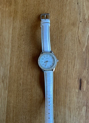 Wit horloge, merk: Quartz, staat: Heel goed, maat: 39–42 mm, € 3,00, € 3,85 inclusief Kopersbescherming