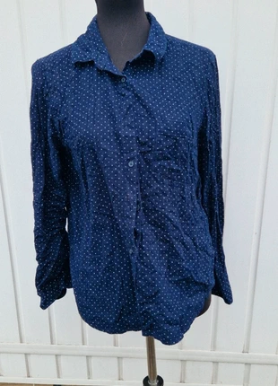 🌸 Chemise bleu marine à pois blancs – look classique & tendance 🌸, marque: H&M, état: Très bon état, taille: M / 38 / 10, 5,00 €, 5,95 € Protection acheteurs incluse