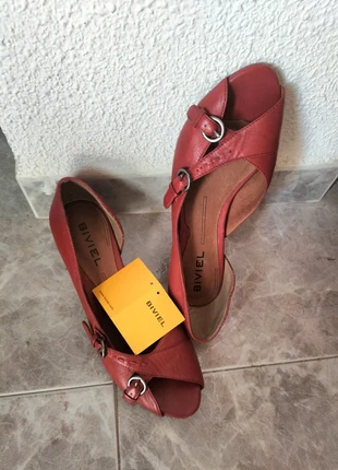 Zapatos rojos abiertos tacón mini de piel / Mocassins ouverts rouges mini chaussures à talon en cuir, marca: Biviel, estado: Muy bueno, tamaño: 36, 22,00 €, 23,80 € Protección al comprador incluida