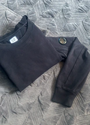 Sweat sans capuche C.P. Company noir avec badge floqué, marca: C.P. Company, estado: Muito bom, tamanho: XL, €120.00, €126.70 inclui Proteção do Comprador