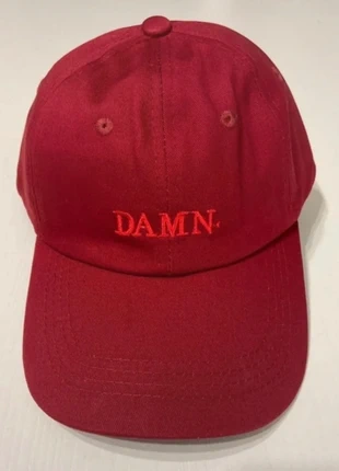 Cappellino rosso Kendrick damn regolabile, estado: Novo sem etiquetas, tamanho: Tamanho único, €10.00, €11.20 inclui Proteção do Comprador