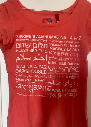 T-shirt Yoko Ono “imagine peace” by H&M – Fashion Against AIDS edition, brand: H&M, condizioni: Ottime, taglia: XS / IT 38 / EU 34, €15.00, €16.45 include la Protezione acquisti