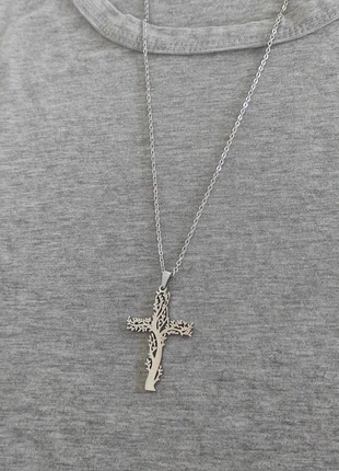 Collier argenté avec pendentif croix arbre de vie, chaîne en acier inoxydable, état: Très bon état, 12,00 €, 13,30 € Protection acheteurs incluse