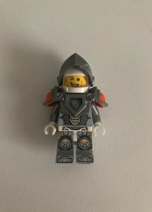 Lance - Flaches silbernes Visier und Rüstung, merk: LEGO Nexo Knights, staat: Heel goed, maat: Prematuur, tot 44 cm, € 5,00, € 5,95 inclusief Kopersbescherming