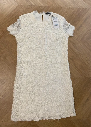 Robe blanche -  Zara - neuf avec étiquette - détails texturés devant - taille S, marque: Zara, état: Neuf avec étiquette, taille: S / 36 / 8, 15,00 €, 16,45 € Protection acheteurs incluse
