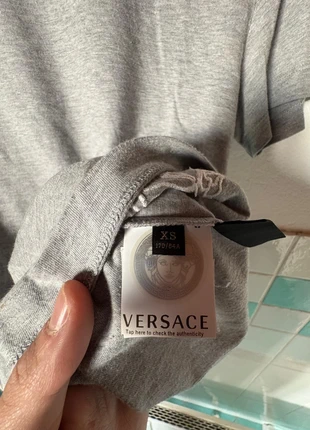 Maglietta Versace 🪼, merk: Versace, staat: Heel goed, maat: XS, € 20,00, € 21,70 inclusief Kopersbescherming