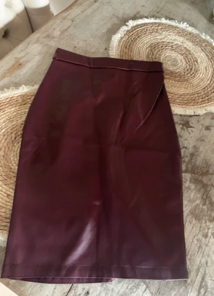 Jupe droit au genou en simili cuir Bordeaux TS, marque: LULUMARY, état: Neuf avec étiquette, taille: S / 36 / 8, 18,00 €, 19,60 € Protection acheteurs incluse
