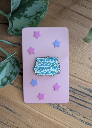 Taylor Swift "you drew stars around my scars" Lyric Enamel Pin, marque: Taylor Swift, état: Neuf avec étiquette, 3,00 €, 3,85 € Protection acheteurs (Pro) incluse