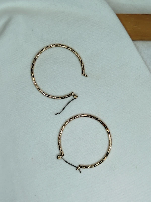 Créoles couleur or, effet mailles serrées Boucle d'oreilles fermoir - photo numéro 3