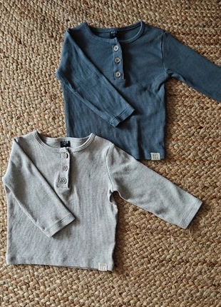 Twee fijne shirtjes met lange mouwen van MINI, brand: Wibra, condizioni: Ottime, taglia: 3-6 mesi / 62 cm, €2.50, €3.33 include la Protezione acquisti