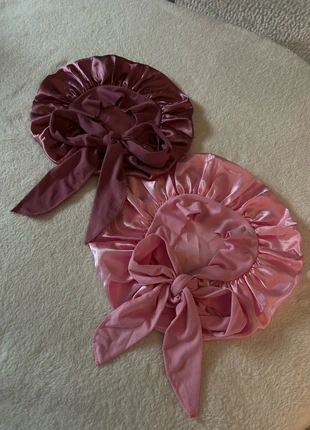 Duo bonnets satin rose indien et rose clair, état: Très bon état, 10,00 €, 11,20 € Protection acheteurs (Pro) incluse