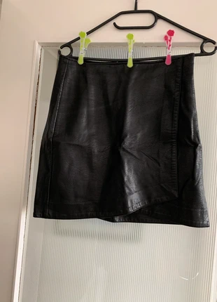 Zwarte korte rok Stradivarius - leather look rok maat XS/34, marque: Stradivarius, état: Très bon état, taille: XS / 34 / 6, 4,50 €, 5,43 € Protection acheteurs incluse