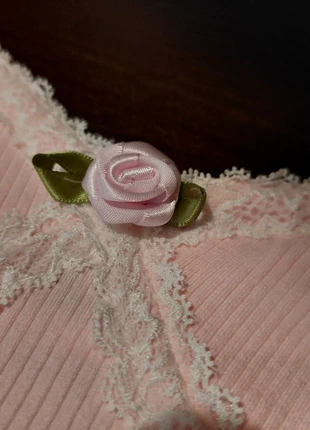 Crop top baby pink rosa pastello con rosellina e merletto applicati, marke: COQUETTE, zustand: Neu, größe: XS / 34 / 6, 6,00 €, 7,00 € inklusive Vinted-Käuferschutz