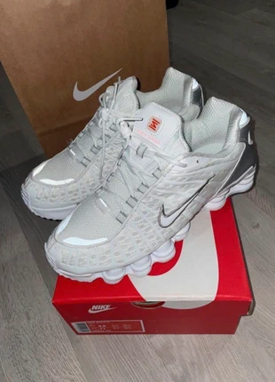 Nike Shox Blanches Taille 41 – Neuves avec Boîte, Modèle Iconique & Confort Premium, marca: Nike, estado: Nuevo con etiquetas, tamaño: 41, 95,00 €, 100,45 € Protección al comprador incluida