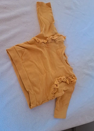 Geel truitje met frallies, merk: Cuddles & Smiles, staat: Heel goed, maat: 3-6 maanden / 62 cm, € 1,50, € 2,28 inclusief Kopersbescherming