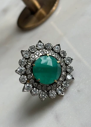 Statement Christmas gift! A ring with emerald and crystals. adjustable size, estado: Muito bom, tamanho: Ajustável, €69.00, €73.15 inclui Proteção do Comprador