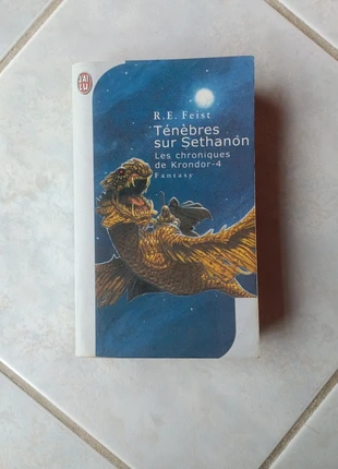 Livre: Les chroniques de Krondor-4 Ténèbres sur Sethanon de Raymon E. Feist, état: Bon état, 1,00 €, 1,75 € Protection acheteurs incluse