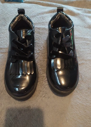 🖤 Chaussures vernies effet cuir brillant et franges 💫, brand: Tissaia, condizioni: Ottime, taglia: 28, €8.00, €9.10 include la Protezione acquisti