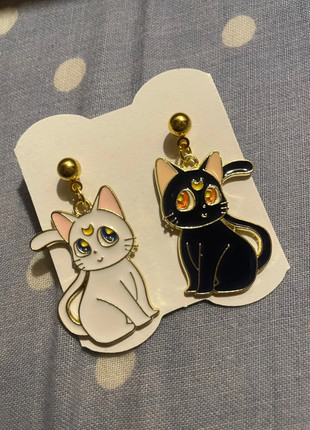 Orecchini con Gatti Bianco E Nero Sailor Moon Luna e Artemis, marque: Sailor Moon, état: Très bon état, 5,00 €, 5,95 € Protection acheteurs incluse