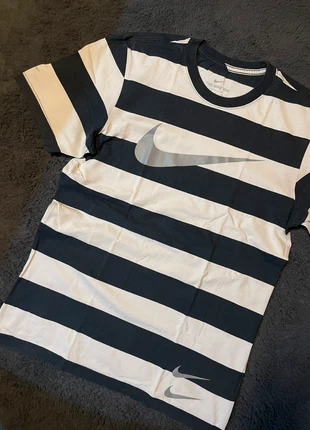 Striped Nike Tee, marque: Nike, état: Très bon état, taille: S, 14,00 €, 15,40 € Protection acheteurs incluse